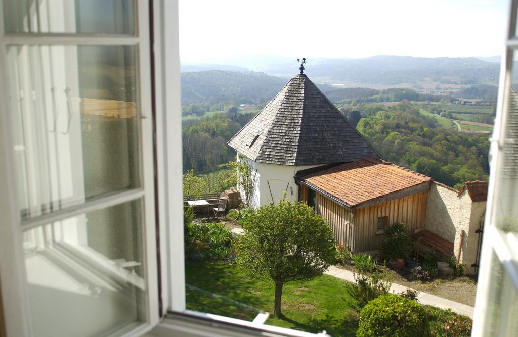 Schloss Kapfenstein Bagian luar foto