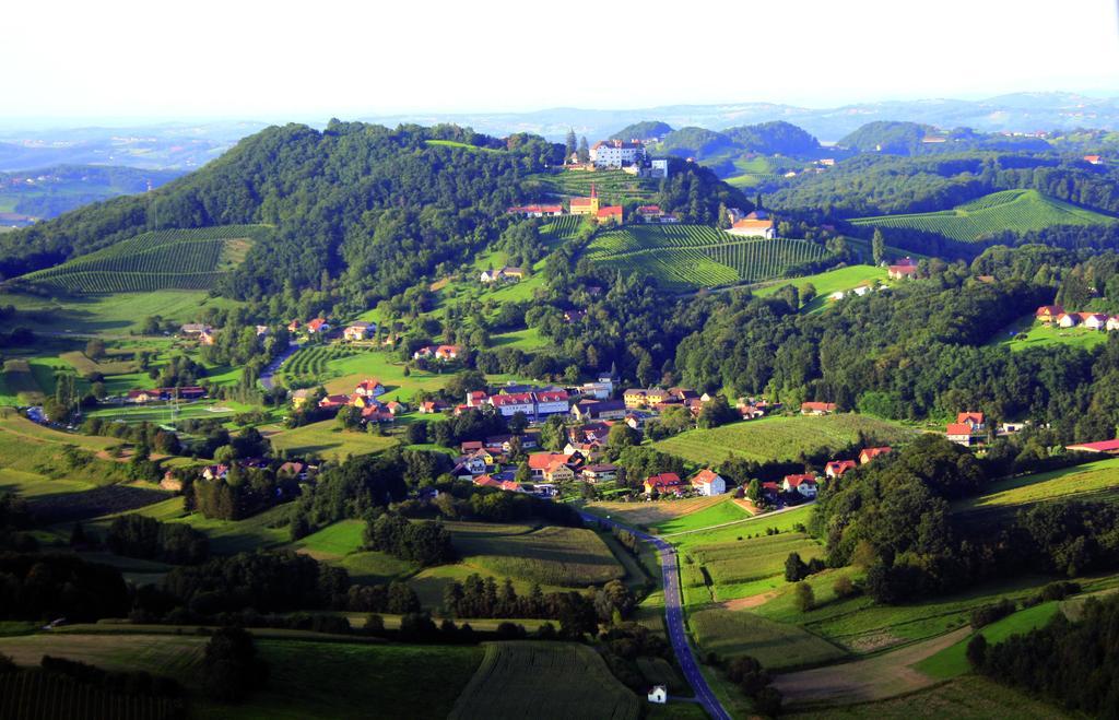 Schloss Kapfenstein Bagian luar foto